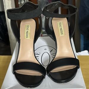 Used-women all black strap around ankle heels by Steve Madden size 8.5
